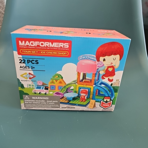 2019 NIB Magformers Town Set Ice Cream Shop 22 Pieces Building Set - Picture 1 of 6